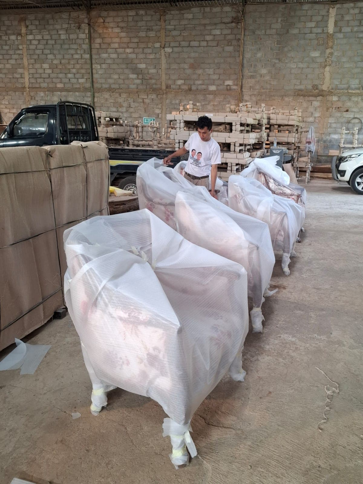 Furnitur terbungkus, siap dikirim ke lokasi
